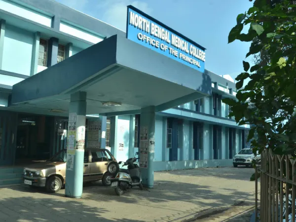 বেতনে কোপের আঁচ, ছুটির দরখাস্ত জমা ৩২ ডাক্তারের