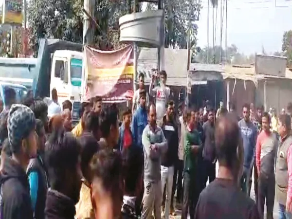 ফোর লেনের কাজে ধুলোয় ঢাকছে এলাকা, সোনাপুর চৌপথিতে রাস্তা অবরোধ স্থানীয় ব্যবসায়ীদের