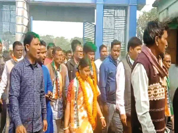 দলবদলের পর তৃণমূল কার্যালয় থেকে মিছিল করে দপ্তরে প্রধান, উপ প্রধান