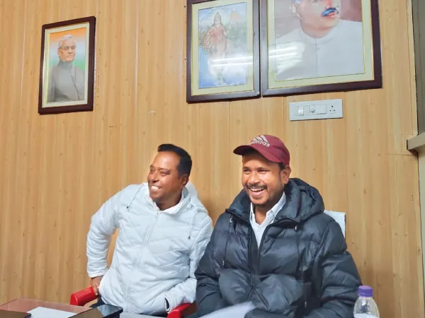 বিরোধী দলনেতা অজয়ের ঘরে হঠাৎ হাজির সভাধিপতি অরুণ