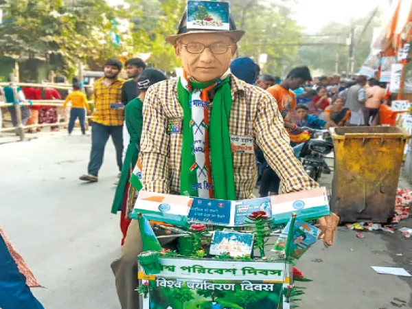 গঙ্গাকে দূষণমুক্ত রাখার আবেদন নিয়ে বছরভর সাইকেলে ঘুরে প্রচার, ক্লান্তি নেই ষাটোর্ধ্ব বৃদ্ধের
