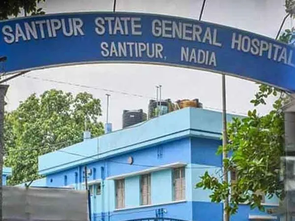 শিশুর বাবাকে দিয়ে বমি পরিষ্কার করালেন ডাক্তার, ফের বিতর্কে শান্তিপুর হাসপাতাল