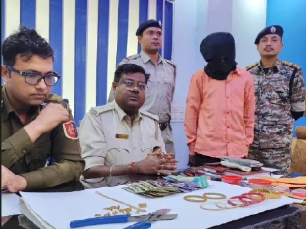 চুরির পর বাঁশঝাড়ে নেশায় ডুব যুবকের, পরে গ্রেপ্তার