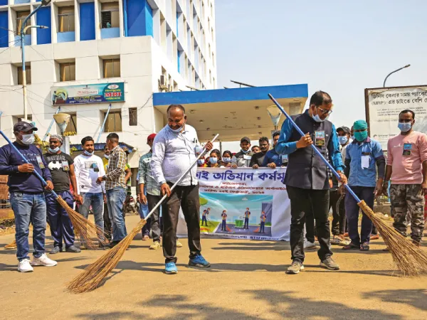 বালুরঘাট হাসপাতালে জঙ্গল সাফাই অভিযান