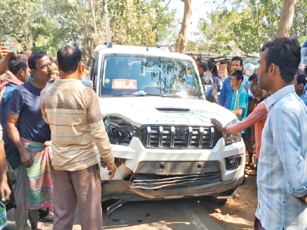 বিজেপি বিধায়কের গাড়ির ধাক্কায় জখম ৩
