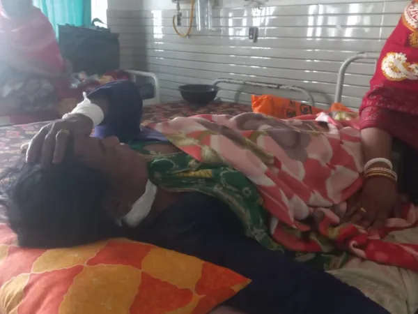 মালদহে বৃদ্ধার গলায় বটি দিয়ে ঠেকিয়ে লক্ষাধিক টাকার গয়না লুট, তদন্তে পুলিস