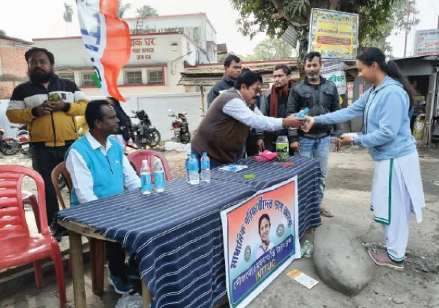 ময়নাগুড়িতে মাধ্যমিক পরীক্ষার্থীদের বিনা ভাড়ায় কেন্দ্রে পৌঁছে দিচ্ছে টোটো ইউনিয়ন