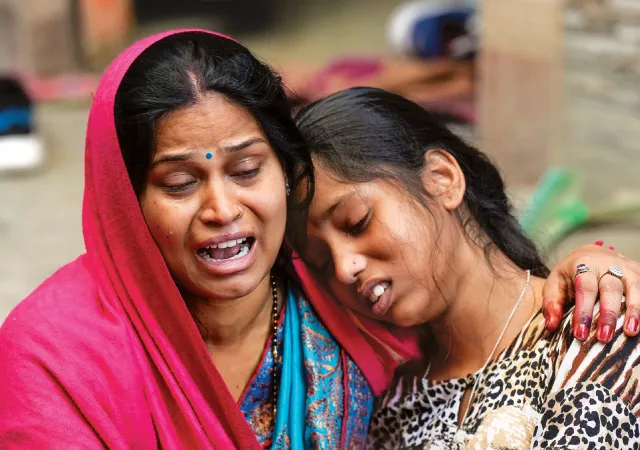 দিল্লিতে প্ল্যাটফর্ম বদলেই পদপিষ্ট, মৃত্যু বেড়ে ১৮,&nbsp;বিপর্যয়ের দায় ঝেড়ে ফেলতে মরিয়া রেল!