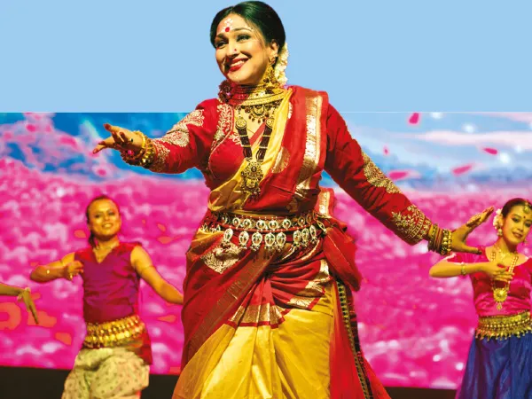 ক্যান্সার আক্রান্ত শিশুদের পাশে ঋতুপর্ণা