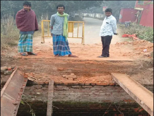 কালনার সুলতানপুরে সেতুর বেহাল দশা বাসিন্দাদের উদ্যোগে অস্থায়ীভাবে পারাপারের ব্যবস্থা