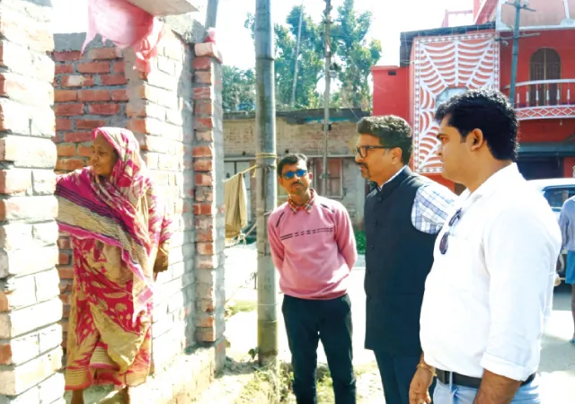 দক্ষিণ দিনাজপুরে নির্মাণ সামগ্রীর দাম বাড়ছে? খোঁজ নিলেন জেলাশাসক