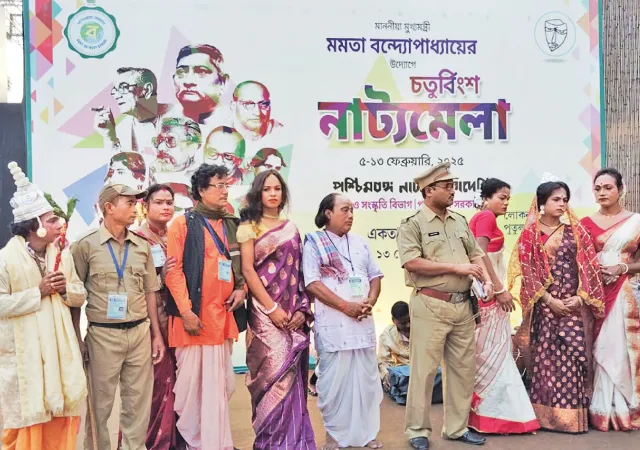 কলকাতার নাট্যমেলায় রাজবংশী রংপাচালি গেয়ে প্রশংসিত ইসলামপুরের লোকশিল্পীরা&nbsp;
