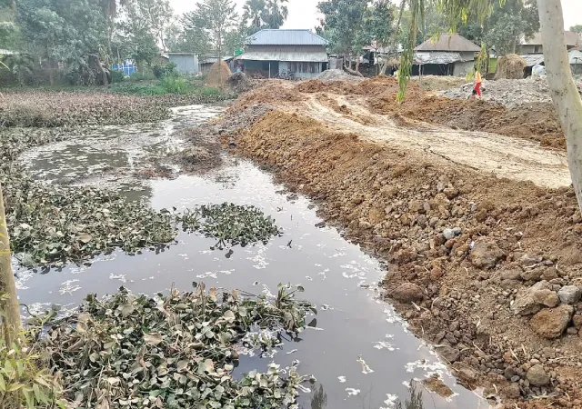 সরকারি পুকুর ভরাটের অভিযোগ পুলিস যেতেই চম্পট দুষ্কৃতীরা