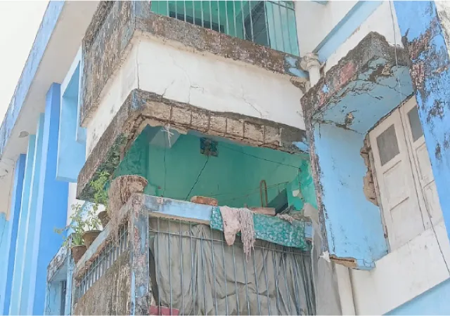 বিপজ্জনক কোয়ার্টারেই পরিবার নিয়ে দিনযাপন