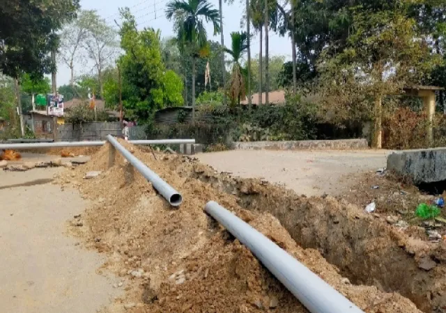 সদ্য নির্মিত রাস্তা খুঁড়ে পাইপ লাইনের কাজ, ক্ষোভ