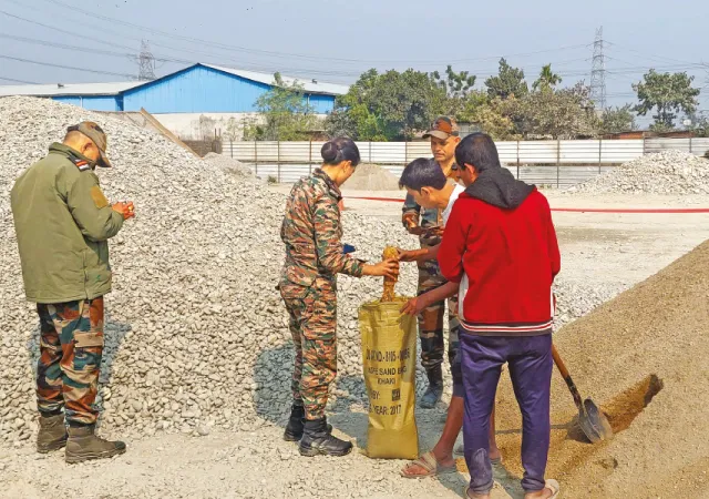 ফুলবাড়িতে উদ্ধার মর্টার শেল তিস্তাচরে নিষ্ক্রিয় করল সেনা