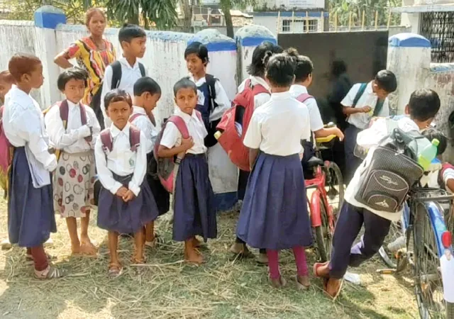 সাড়ে ১১টাতেও বন্ধ তপনের প্রাথমিক বিদ্যালয়, প্রধান শিক্ষককে শোকজ