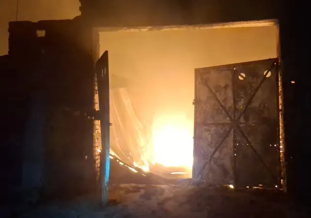 হাওড়ার আমতায় একটি প্লাস্টিক তৈরির কারখানায় অগ্নিকাণ্ড, দমকলের চেষ্টায় আগুন নিয়ন্ত্রণে