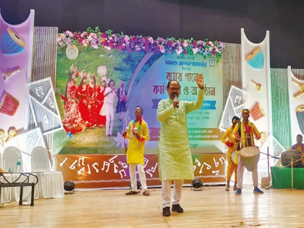 &lsquo;পিঁদাড়ে পলাশের বন&rsquo; গেয়ে কুড়ালেন প্রশংসা,&nbsp;আধুনিকতার ছোঁয়া ঝুমুরেও! ভুল সুরে গান শুনে ক্ষুব্ধ পূর্ত কর্মাধ্যক্ষ