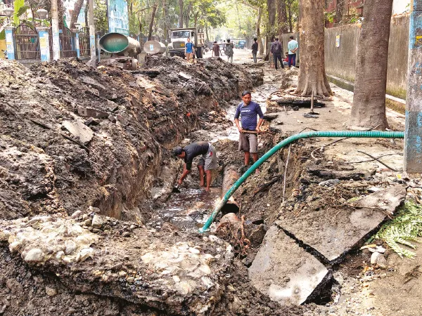 কলেজপাড়ায় পাইপে ২৪ ঘণ্টায় দুই জায়গায় ফাটল, ভাসল জলে
&nbsp;