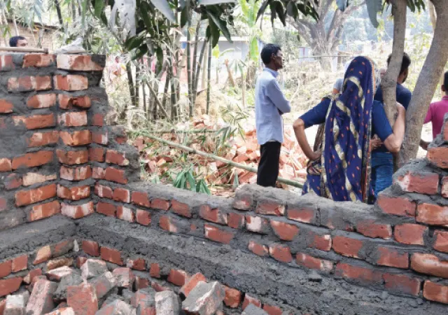 জামগাছিতে নির্মীয়মাণ বাংলার বাড়ি ভেঙে দিলেন প্রধান শিক্ষক