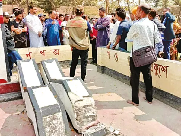 ভাষা দিবসে বাংলাদেশে কট্টরপন্থীদের তাণ্ডব, কুমিল্লায় গুঁড়িয়ে দেওয়া হল শহিদ মিনার