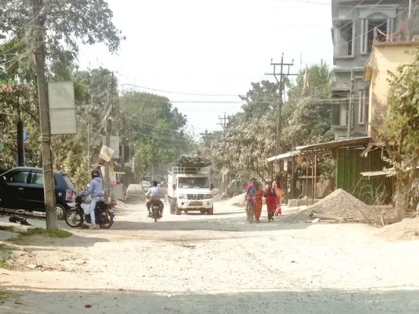 চারবছর ধরে রাস্তা বেহাল, দোকান-বাড়ি ভরছে ধুলোয়