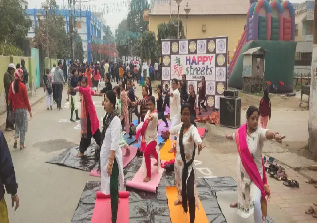 বৃষ্টিকে বুড়ো আঙুল দেখিয়ে হ্যাপি স্ট্রিটে ভিড় শহরবাসীর