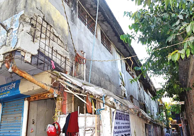কোচবিহার পুরসভার দেশবন্ধু মার্কেটের অবস্থা বেহাল, দুর্ভোগে ক্রেতা-বিক্রেতারা