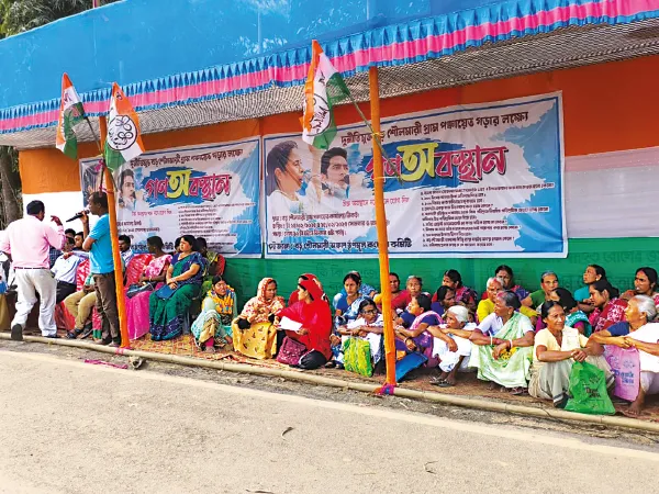 মঞ্চ বেঁধে পঞ্চায়েত অফিসের সামনে টানা অবস্থানে তৃণমূল