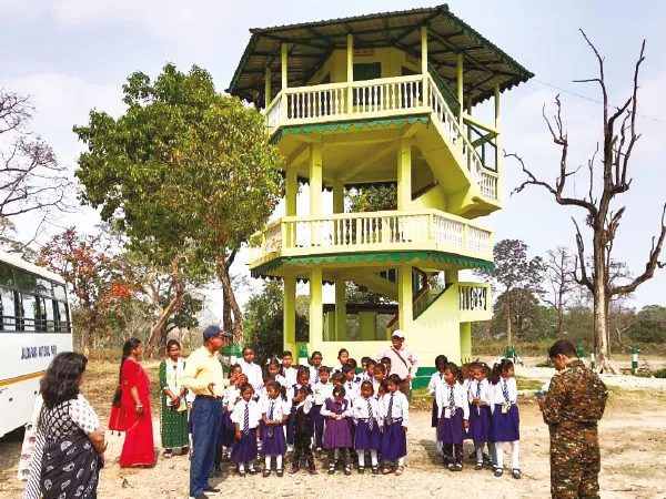 মানুষ-বন্যপ্রাণীর সংঘাত এড়াতে জলদাপাড়ায় পড়ুয়াদের নিয়ে শিক্ষামূলক ভ্রমণ বনদপ্তরের
