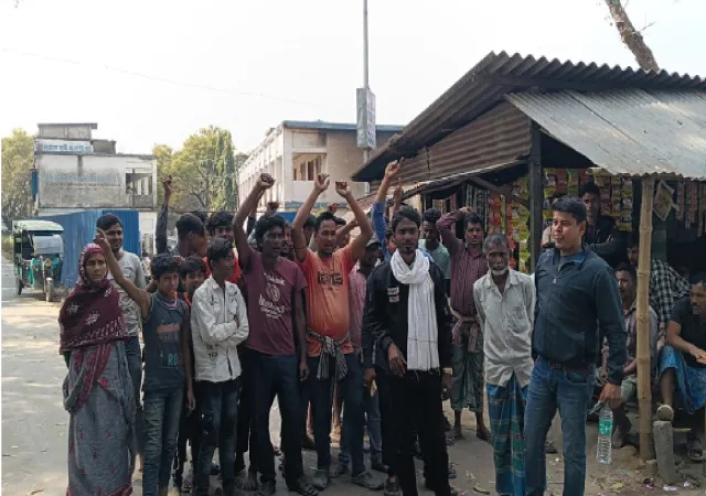 স্কুলে আসার পথে পড়ুয়াদের হেনস্তা, বিক্ষোভ