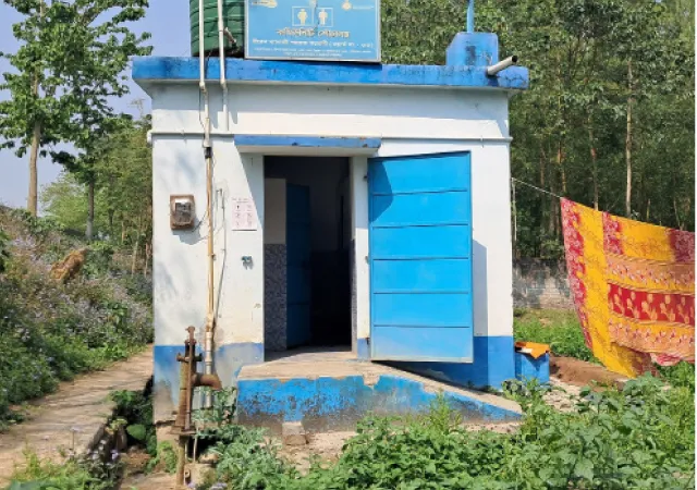 পুরসভার ৩ নম্বর ওয়ার্ডের হঠাৎ কলোনির শৌচালয় বেহাল, নদীর ধারেই শৌচকর্ম বাসিন্দাদের একাংশের