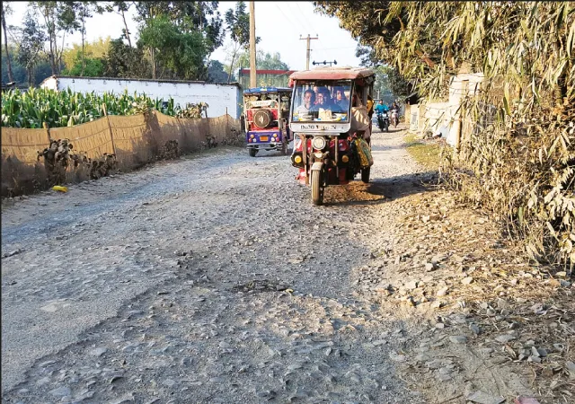 চাঁচলে সদরে যাওয়ার প্রায় দশ কিমি রাস্তা বেহাল, মেরামত না হওয়ায় বিরক্ত স্থানীয়রা
&nbsp;