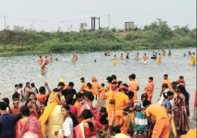 মহানন্দায় স্নানের পর ২০ কিমি হেঁটে সরাইদিঘি মন্দিরে পুজো শিবভক্তদের