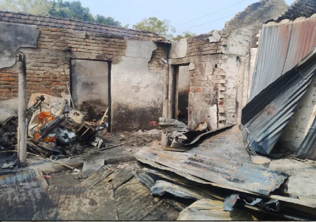 মানিকচকের গ্রামে পুড়ল চারটি বাড়ি, গ্যাস সিলিন্ডার ফেটে জখম ১ পুলিসকর্মী সহ ১০