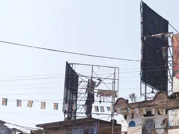 লোহার পরিকাঠামোয় বিজ্ঞাপনের হোর্ডিংয়ে ছয়লাপ চাঁচল সদর, দুর্ঘটনার আশঙ্কা