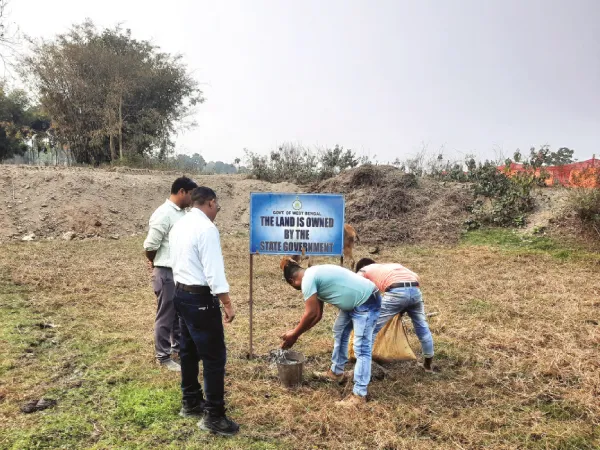 ফাঁসিদেওয়ায় খাস জমি দখলমুক্ত করে সরকারি বোর্ড লাগাল ভূমিদপ্তর