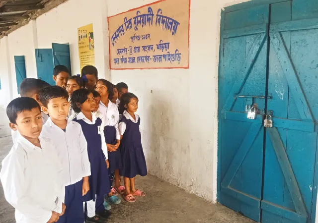 ১১টার পরও খেলে বেড়াচ্ছে পড়ুয়ারা দেরিতে আসায় শিক্ষকদের শোকজ