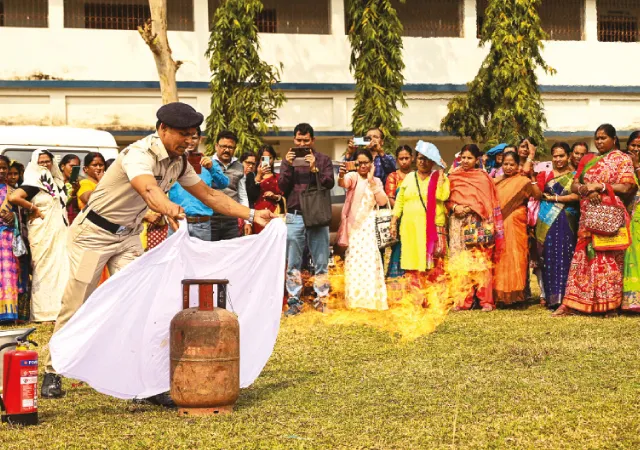 অগ্নিকাণ্ডের হাত থেকে রক্ষা পেতে রাঁধুনিদের প্রশিক্ষণ দমকল বিভাগের