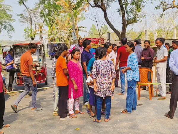 বেহাল রাস্তায় ঘটছে দুর্ঘটনা, সংস্কারের দাবিতে অবরোধ পড়ুয়া ও বাসিন্দাদের
