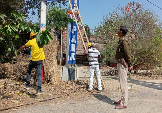 অবরোধ উঠতেই সিভিক ভলান্টিয়ার দিল পুলিস