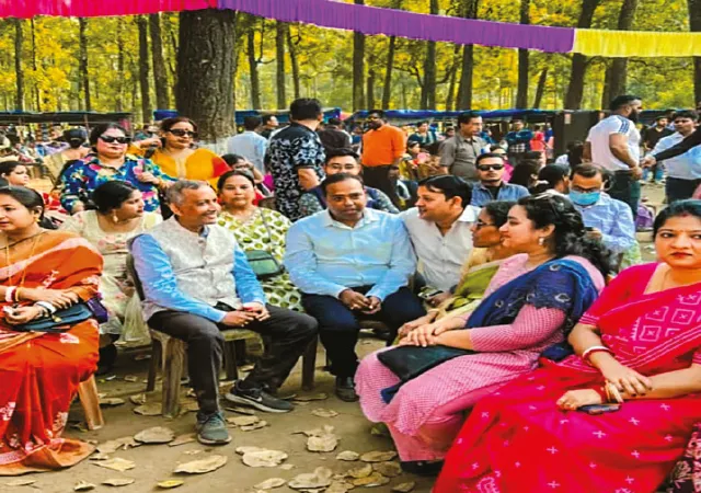 বাগডোগরার জঙ্গলে চার হাজার নাগরিককে নিয়ে মেয়রের পিকনিক