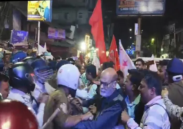 এসএফআইয়ের বিক্ষোভ ঘিরে পুলিসের সঙ্গে ধস্তাধস্তি