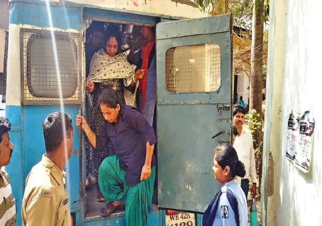 সপরিবারে ঘুরতে যাওয়ার &lsquo;ভেক&rsquo; ধরে গাঁজা পাচার,&nbsp;উদ্ধার ১৪৫ কেজি গাঁজা, তিন দম্পতি সহ গ্রেপ্তার ১০