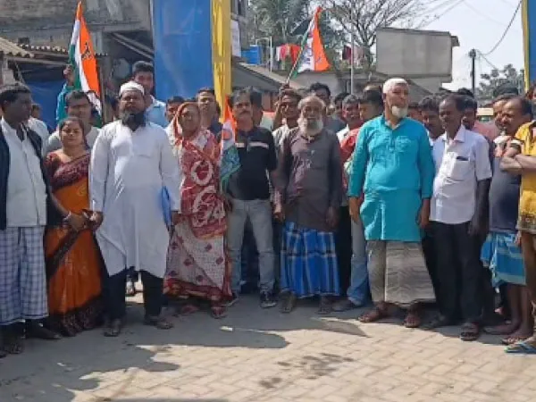 প্রধানের গ্রেপ্তারি দাবি, তৃণমূলের পঞ্চায়েত সদস্যদের পথ অবরোধ