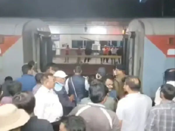 কাপলিং ভেঙে দু&rsquo;ভাগ চলন্ত এক্সপ্রেস
