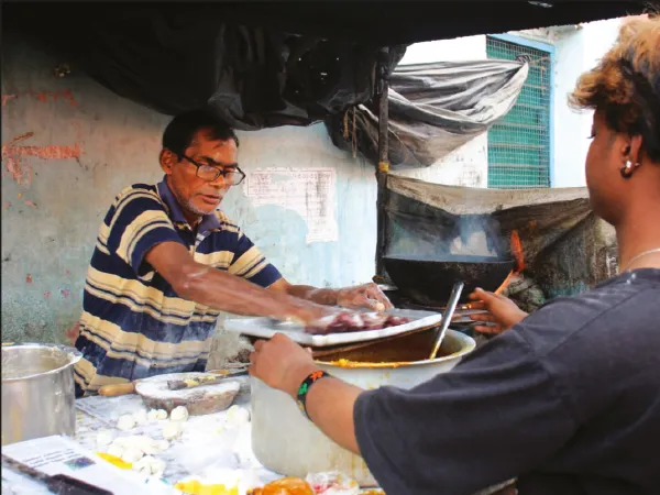 মূল্যবৃদ্ধির বাজারে মাত্র আড়াই টাকায় পুরি-সব্জি বেচেন বহরমপুরের কটাদা