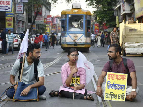 ব্রাত্যর ফোনে সন্তুষ্ট ইন্দ্রানুজের বাবা, মন্ত্রীর&nbsp; পদত্যাগ নয়, অভিযোগ প্রত্যাহারের আর্জি