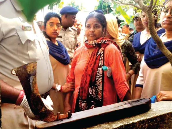 মধ্যমগ্রাম কাণ্ড: পিসিশাশুড়ির রক্তমাখা জামাকাপড় ব্যাগে করে ফেলা হয় খালে,&nbsp;&nbsp;উদ্ধার বঁটি ও হাতুড়ি, তাজ্জব পড়শিরা